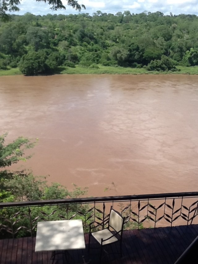 the flooding Save River at Chilo Gorge