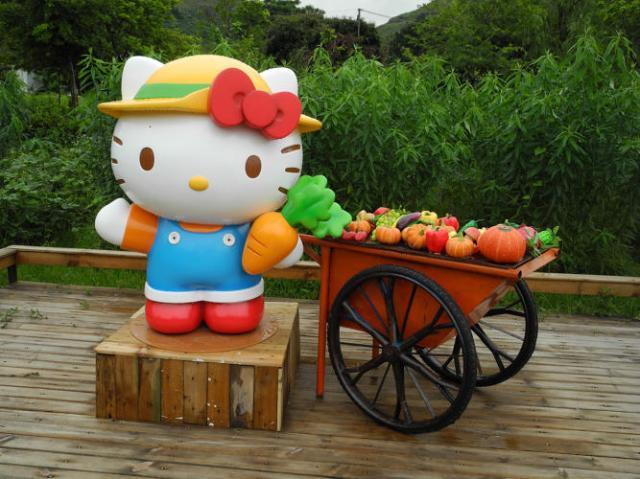 hello-kitty-now-has-an-organic-farm